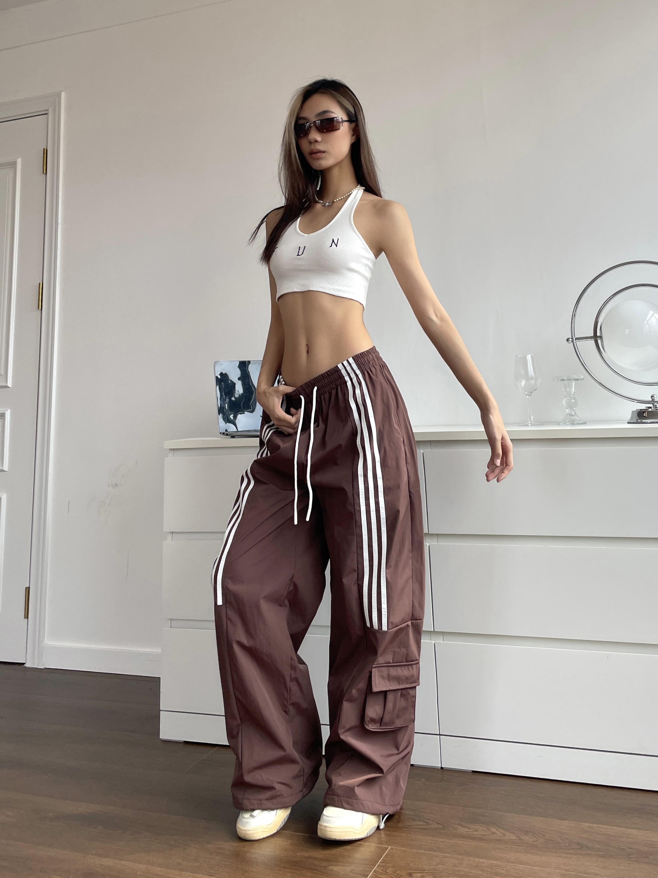 Brown Wide-Leg Casual Pants for Women - Retro Hip-Hop Street Dance Style, Loose Fit, Drawstring Detail, Floor-Length, American-Style Brown Wide-Leg Casual Pants for Women - Retro Hip-Hop Street Dance Style, Loose Fit, Drawstring Detail, Floor-Length, American-Style