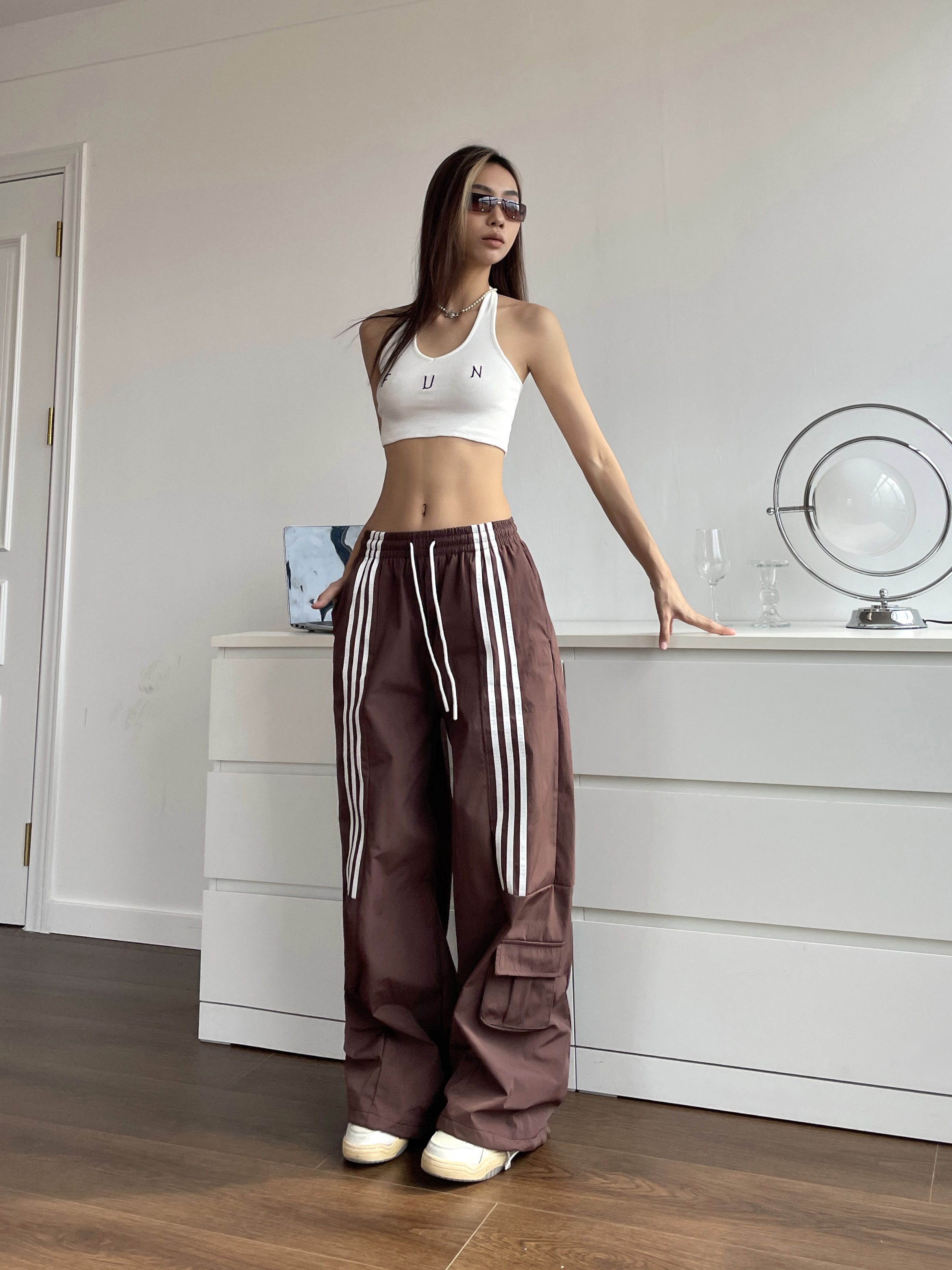 Brown Wide-Leg Casual Pants for Women - Retro Hip-Hop Street Dance Style, Loose Fit, Drawstring Detail, Floor-Length, American-Style Brown Wide-Leg Casual Pants for Women - Retro Hip-Hop Street Dance Style, Loose Fit, Drawstring Detail, Floor-Length, American-Style