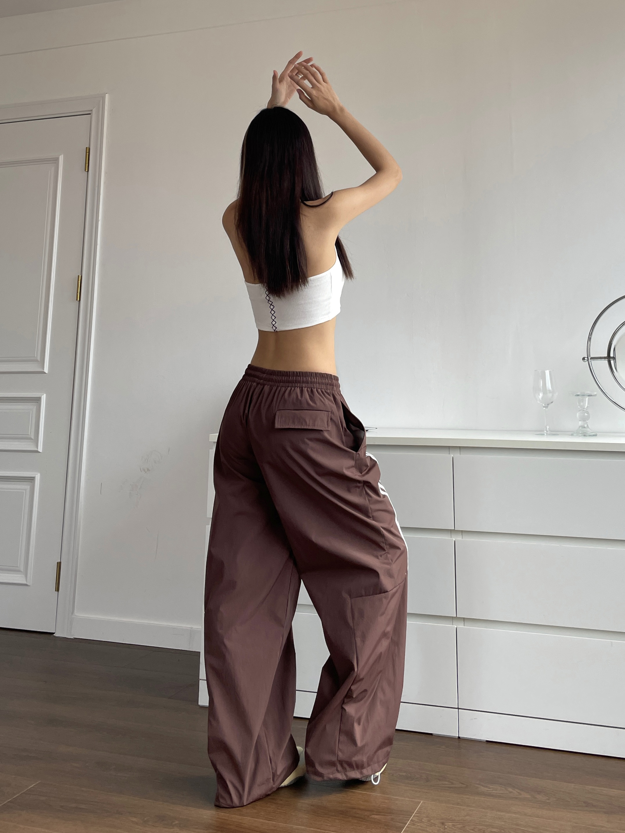 Brown Wide-Leg Casual Pants for Women - Retro Hip-Hop Street Dance Style, Loose Fit, Drawstring Detail, Floor-Length, American-Style Brown Wide-Leg Casual Pants for Women - Retro Hip-Hop Street Dance Style, Loose Fit, Drawstring Detail, Floor-Length, American-Style