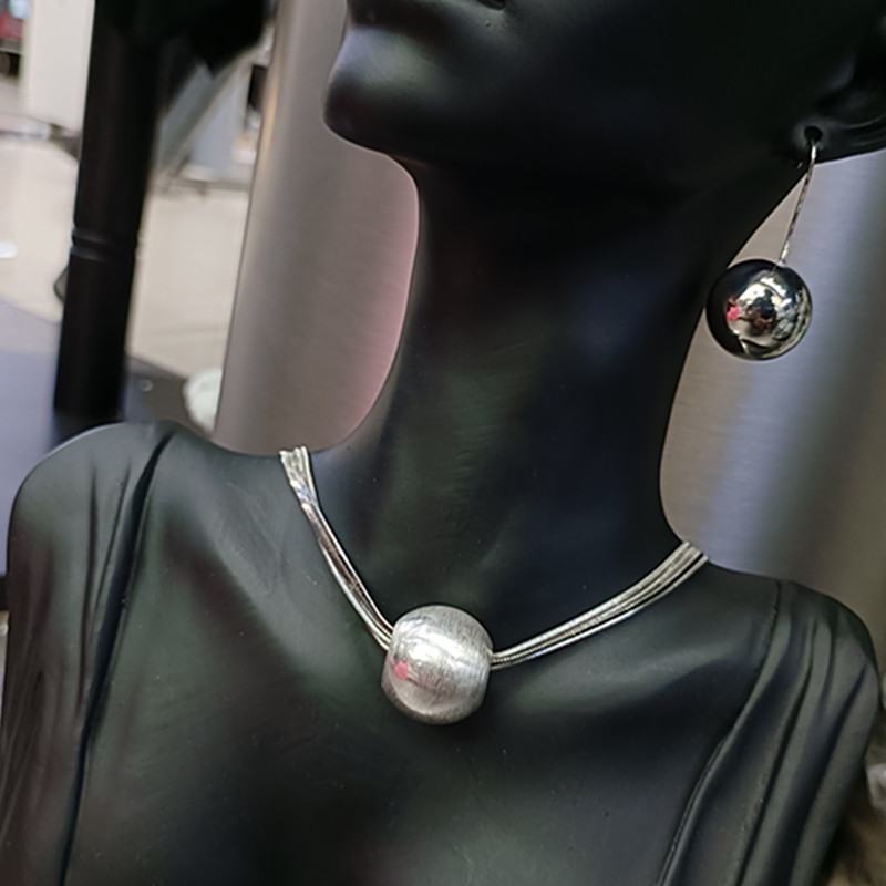 Brushed Ball Necklace for Women - High-End Light Luxury Clavicle Chain, Chic Sweet Cool Spicy Girl Neck Accessory