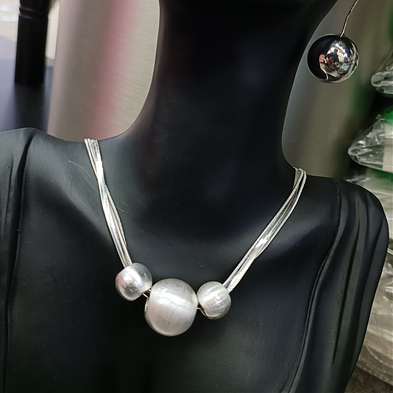 Brushed Ball Necklace for Women - High-End Light Luxury Clavicle Chain, Chic Sweet Cool Spicy Girl Neck Accessory