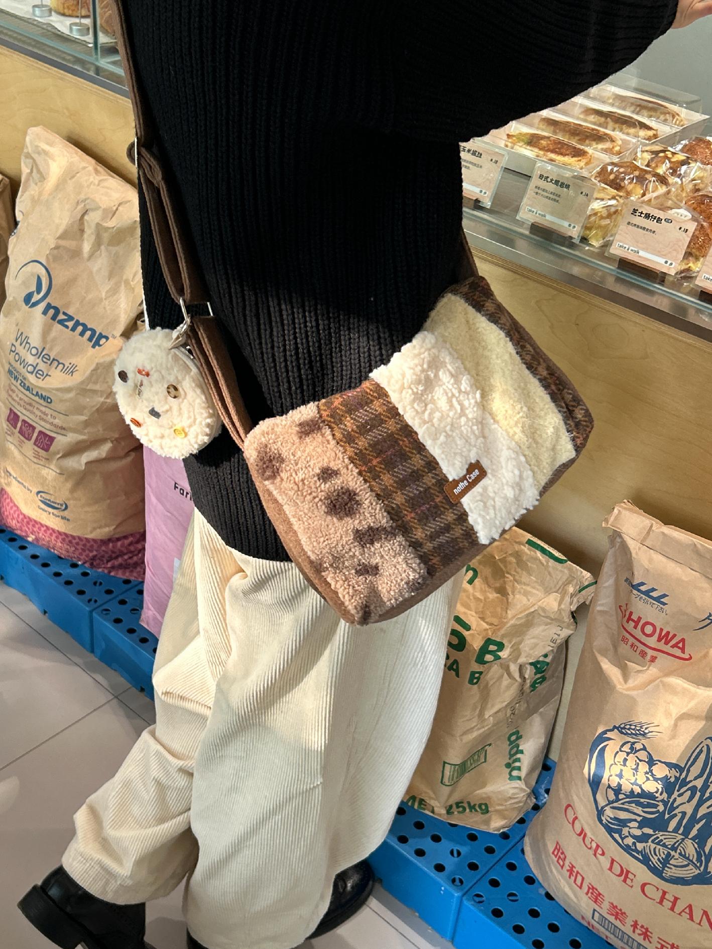 Butter Brown Plush Splicing Crossbody Tote Bag - Large Capacity Canvas Bag for Autumn Winter Style Butter Brown Plush Splicing Crossbody Tote Bag - Large Capacity Canvas Bag for Autumn Winter Style