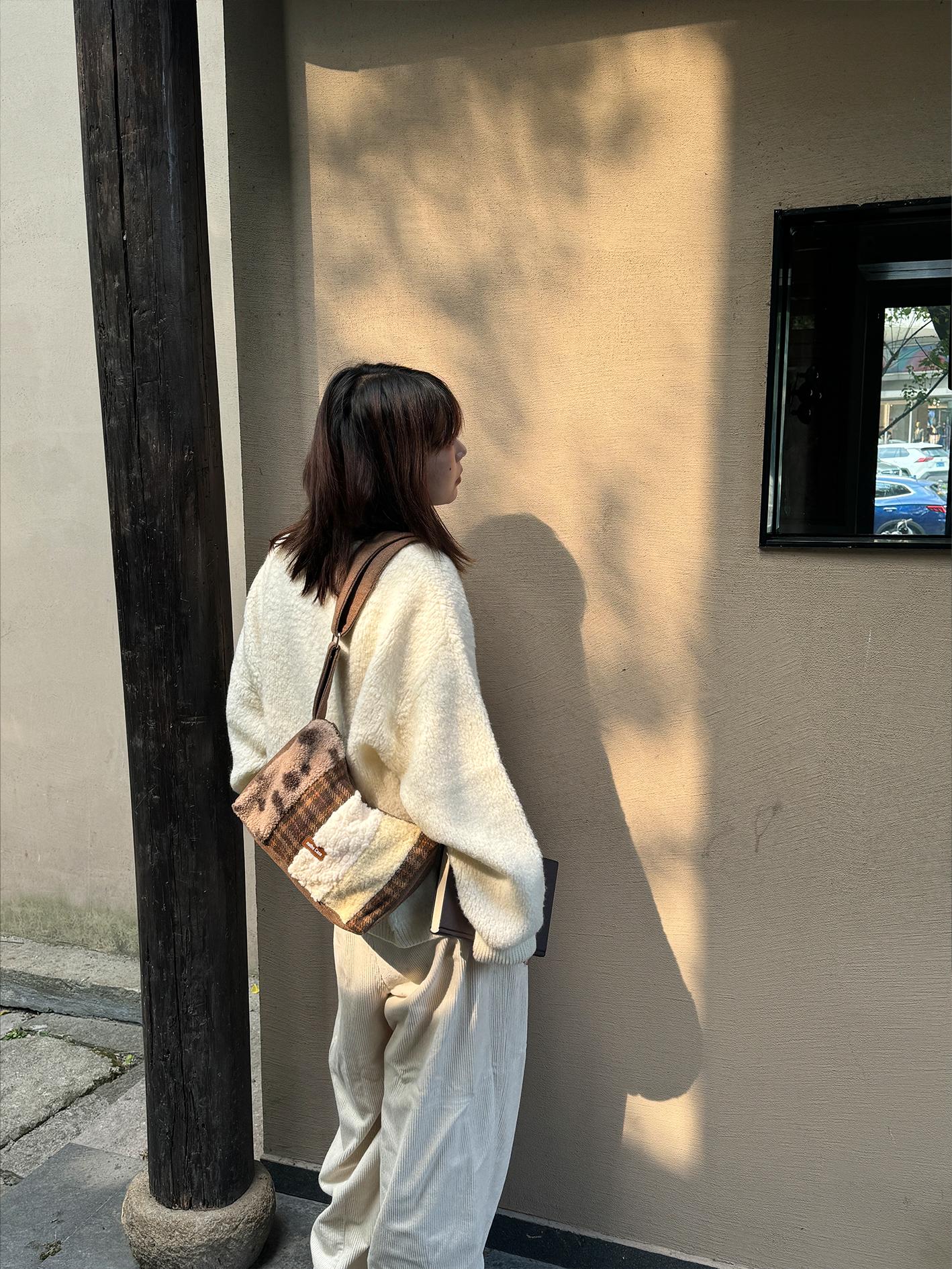 Butter Brown Plush Splicing Crossbody Tote Bag - Large Capacity Canvas Bag for Autumn Winter Style Butter Brown Plush Splicing Crossbody Tote Bag - Large Capacity Canvas Bag for Autumn Winter Style