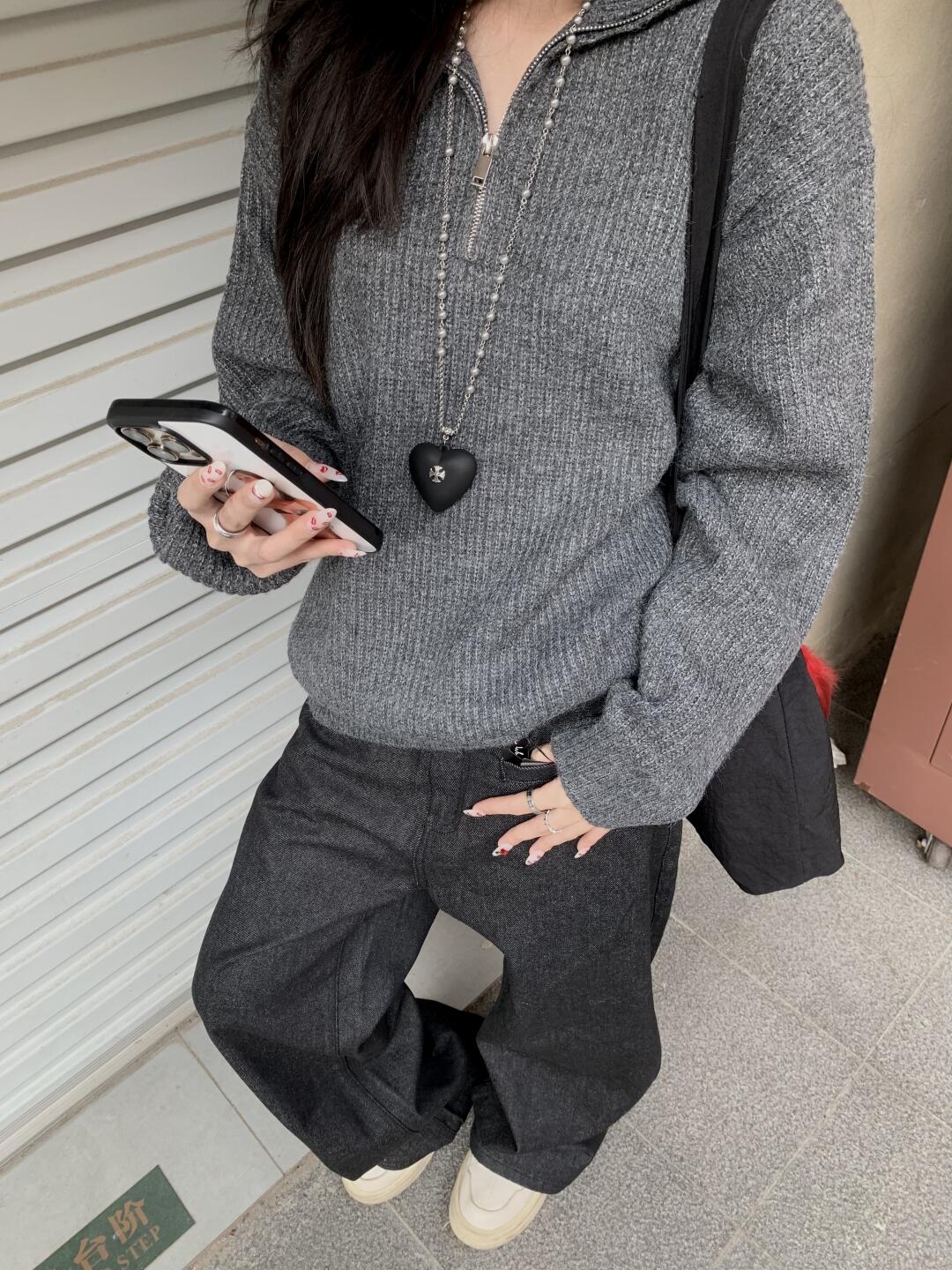 Casual Gray Half-Zip Knitted Sweater - Eccentric American Style, Loose Fit, Versatile Long Sleeve Top for Effortless Chic Casual Gray Half-Zip Knitted Sweater - Eccentric American Style, Loose Fit, Versatile Long Sleeve Top for Effortless Chic