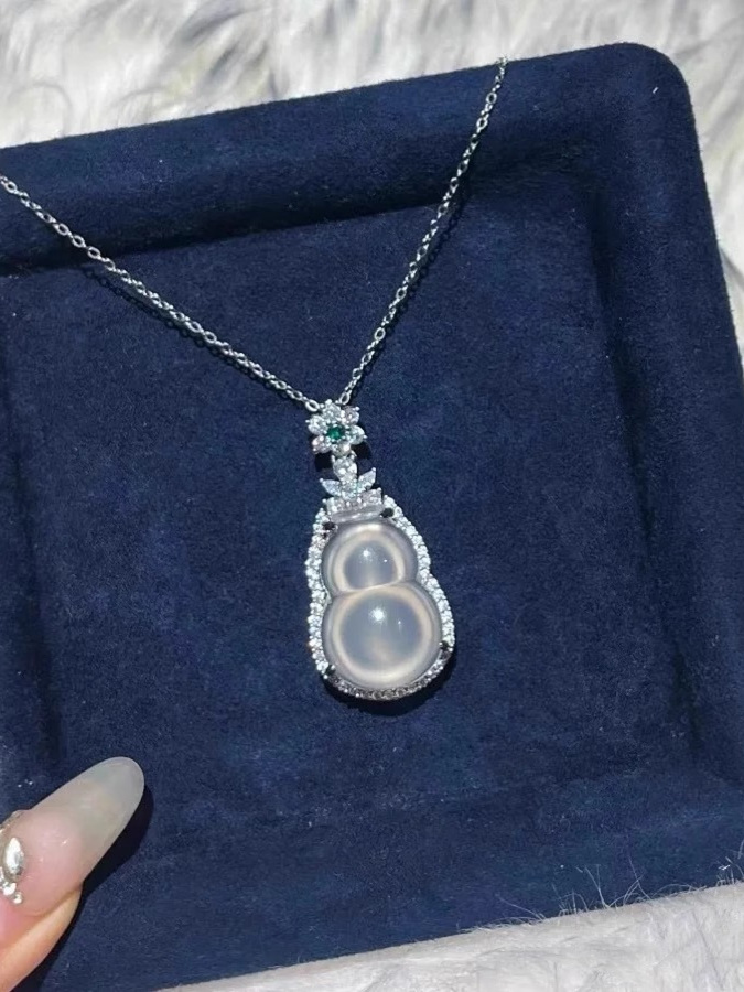 Chalcedony Gourd Pendant Necklace for Women - New Chinese Style Clavicle Chain, Elegant Fashion Accessory, Trendy Jewelry Chalcedony Gourd Pendant Necklace for Women - New Chinese Style Clavicle Chain, Elegant Fashion Accessory, Trendy Jewelry