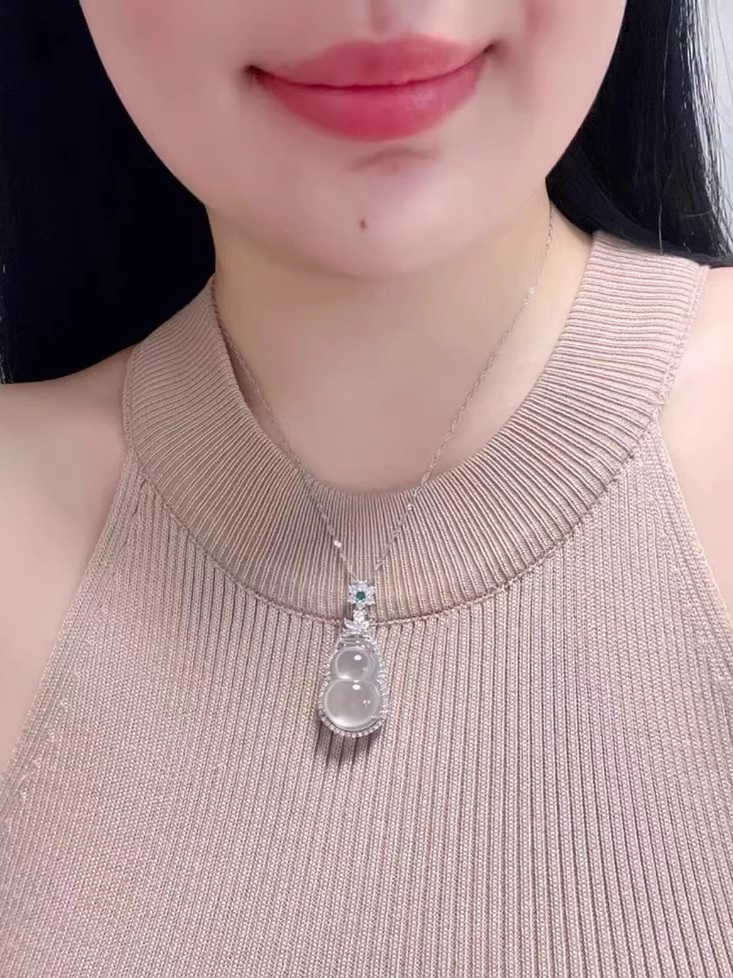 Chalcedony Gourd Pendant Necklace for Women - New Chinese Style Clavicle Chain, Elegant Fashion Accessory, Trendy Jewelry Chalcedony Gourd Pendant Necklace for Women - New Chinese Style Clavicle Chain, Elegant Fashion Accessory, Trendy Jewelry