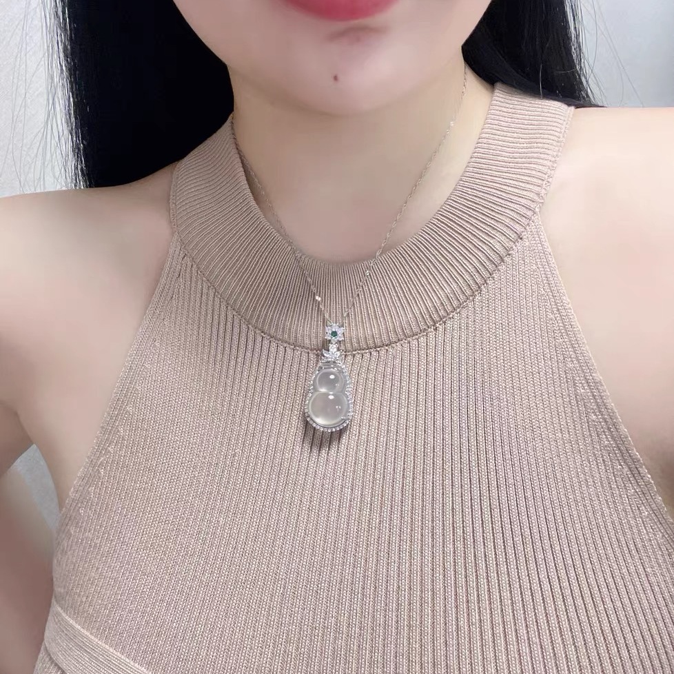 Chalcedony Gourd Pendant Necklace for Women - New Chinese Style Clavicle Chain, Elegant Fashion Accessory, Trendy Jewelry