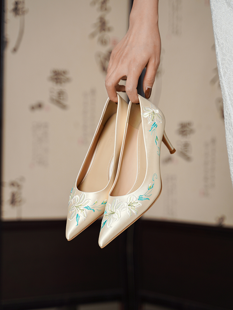 Champagne-Colored High-End Xiuhe Wedding Dress with Chinese Embroidery & Two-Way High Heels, Qipao Shoes for Brides & Daily Wear Champagne-Colored High-End Xiuhe Wedding Dress with Chinese Embroidery & Two-Way High Heels, Qipao Shoes for Brides & Daily Wear