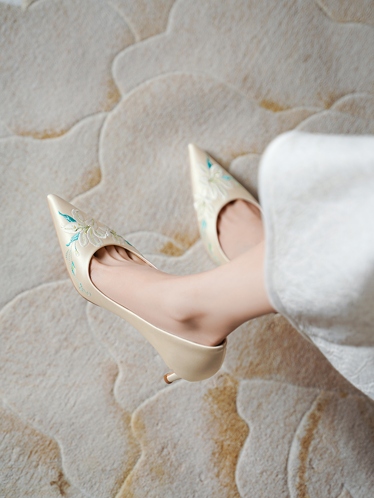 Champagne-Colored High-End Xiuhe Wedding Dress with Chinese Embroidery & Two-Way High Heels, Qipao Shoes for Brides & Daily Wear Champagne-Colored High-End Xiuhe Wedding Dress with Chinese Embroidery & Two-Way High Heels, Qipao Shoes for Brides & Daily Wear