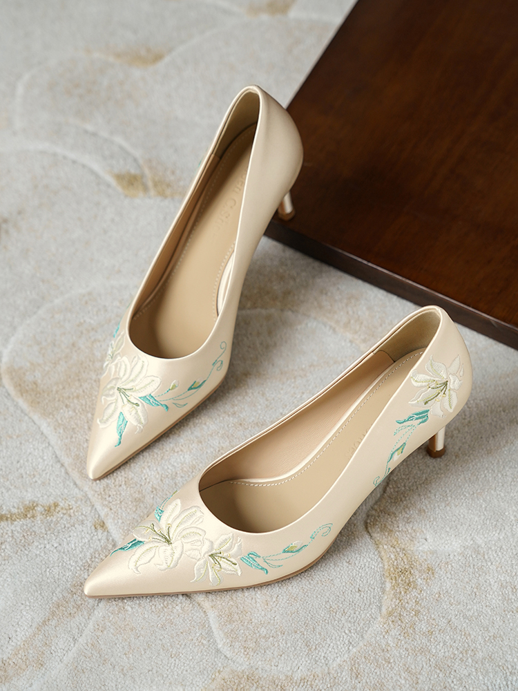 Champagne-Colored High-End Xiuhe Wedding Dress with Chinese Embroidery & Two-Way High Heels, Qipao Shoes for Brides & Daily Wear Champagne-Colored High-End Xiuhe Wedding Dress with Chinese Embroidery & Two-Way High Heels, Qipao Shoes for Brides & Daily Wear