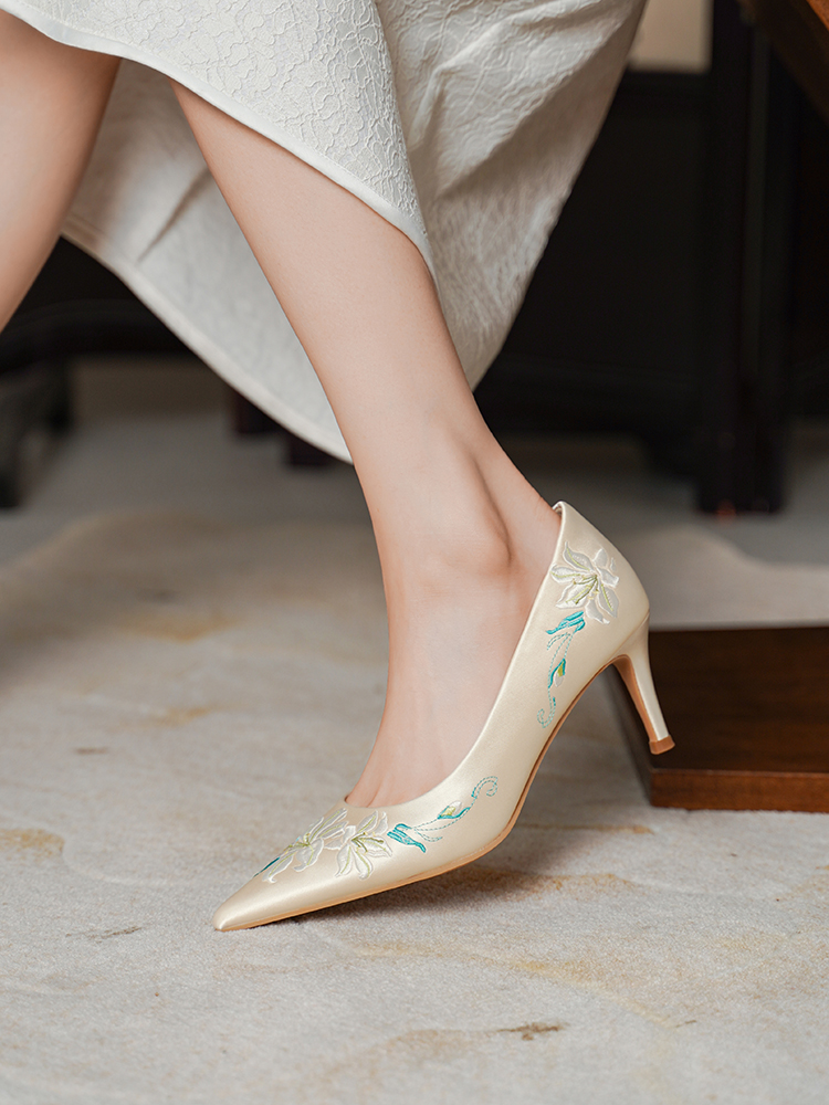 Champagne-Colored High-End Xiuhe Wedding Dress with Chinese Embroidery & Two-Way High Heels, Qipao Shoes for Brides & Daily Wear Champagne-Colored High-End Xiuhe Wedding Dress with Chinese Embroidery & Two-Way High Heels, Qipao Shoes for Brides & Daily Wear