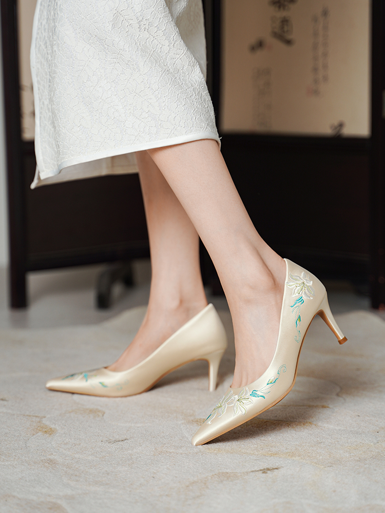 Champagne-Colored High-End Xiuhe Wedding Dress with Chinese Embroidery & Two-Way High Heels, Qipao Shoes for Brides & Daily Wear Champagne-Colored High-End Xiuhe Wedding Dress with Chinese Embroidery & Two-Way High Heels, Qipao Shoes for Brides & Daily Wear
