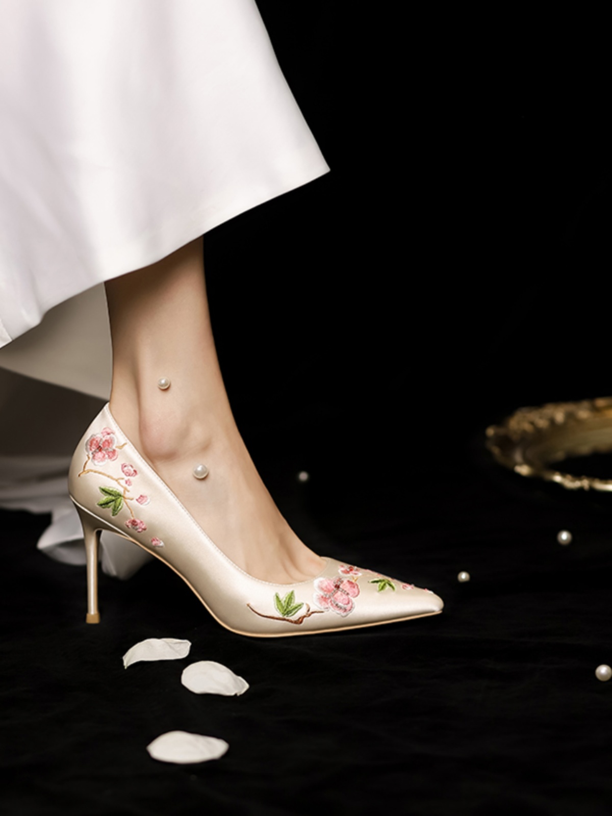 Champagne Wedding Shoes for Bridal High Heels, Two-in-One Chinese-Style Embroidered Qipao Shoes, Elegant Xiuhe Dress Footwear Champagne Wedding Shoes for Bridal High Heels, Two-in-One Chinese-Style Embroidered Qipao Shoes, Elegant Xiuhe Dress Footwear