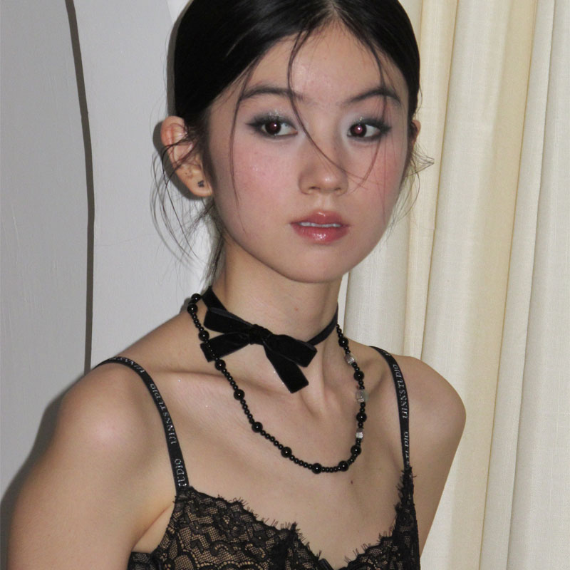 Chic Black Cross Collarbone Choker Necklace - Elegant Solid Color Design, Versatile Fashion Accessory for Any Occasion