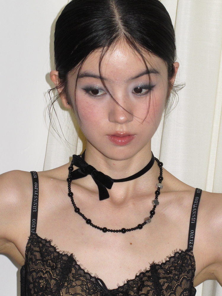 Chic Black Cross Collarbone Choker Necklace - Elegant Solid Color Design, Versatile Fashion Accessory for Any Occasion