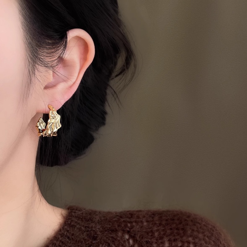 Chic Clip-On Earrings for Women - Stylish No Ear Holes Fashion Accessories