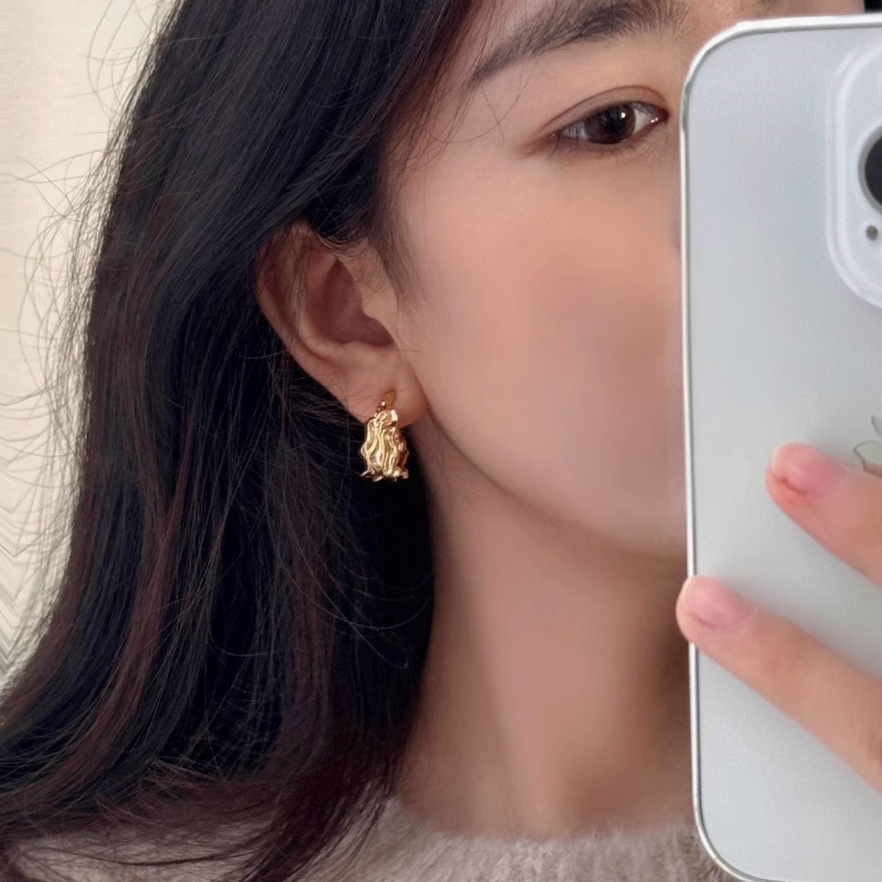 Chic Clip-On Earrings for Women - Stylish No Ear Holes Fashion Accessories Chic Clip-On Earrings for Women - Stylish No Ear Holes Fashion Accessories