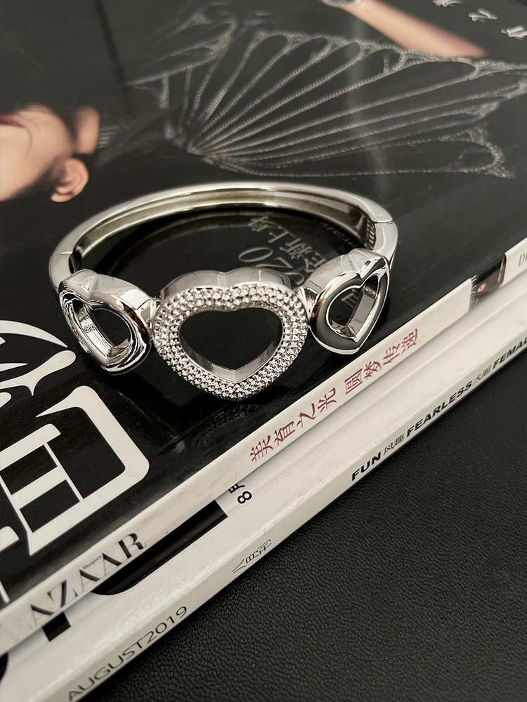 Chic Heart-Shaped Open Bangle Bracelet for Women, Minimalist Hollow Design, Light Luxury Hand Accessory, Elegant Fashion Statement Chic Heart-Shaped Open Bangle Bracelet for Women, Minimalist Hollow Design, Light Luxury Hand Accessory, Elegant Fashion Statement