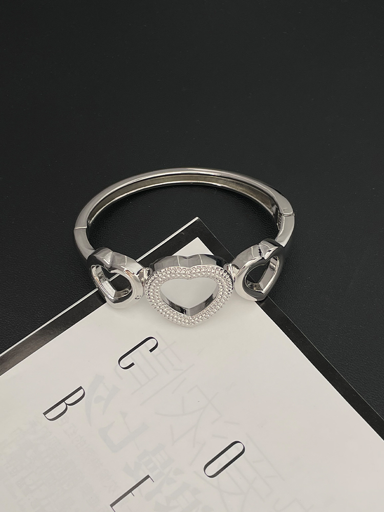 Chic Heart-Shaped Open Bangle Bracelet for Women, Minimalist Hollow Design, Light Luxury Hand Accessory, Elegant Fashion Statement Chic Heart-Shaped Open Bangle Bracelet for Women, Minimalist Hollow Design, Light Luxury Hand Accessory, Elegant Fashion Statement