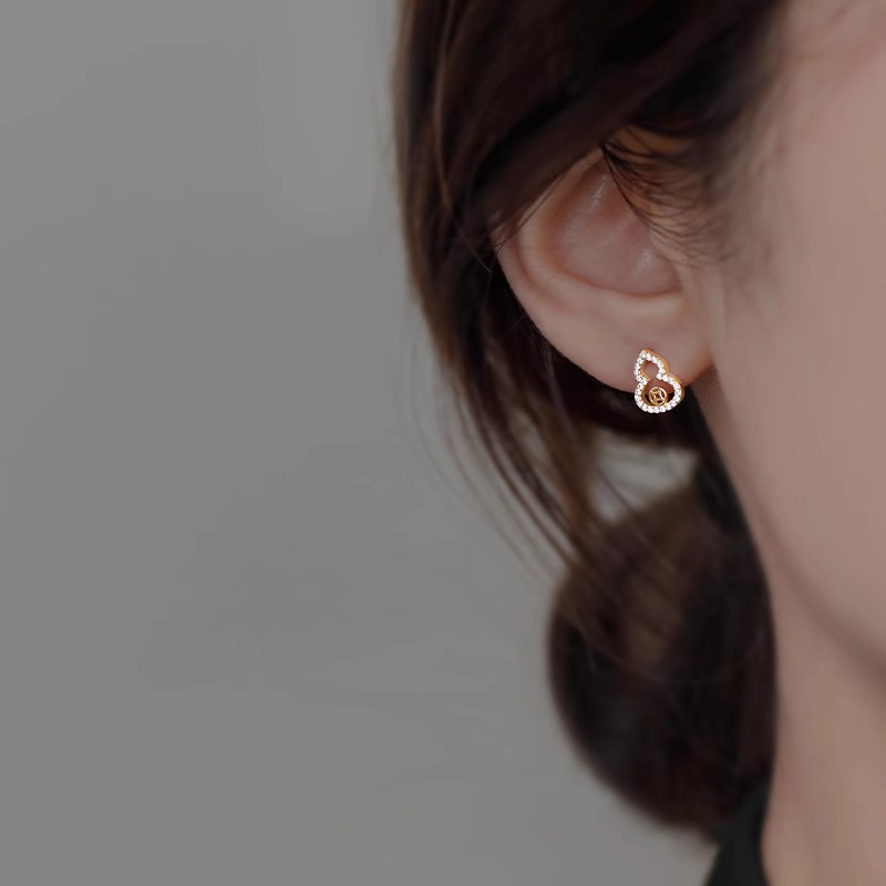 Chic Niche Ear Bone Stud Earrings for Women - Stylish Parisian Design, Trendy and Elegant Accessory Chic Niche Ear Bone Stud Earrings for Women - Stylish Parisian Design, Trendy and Elegant Accessory