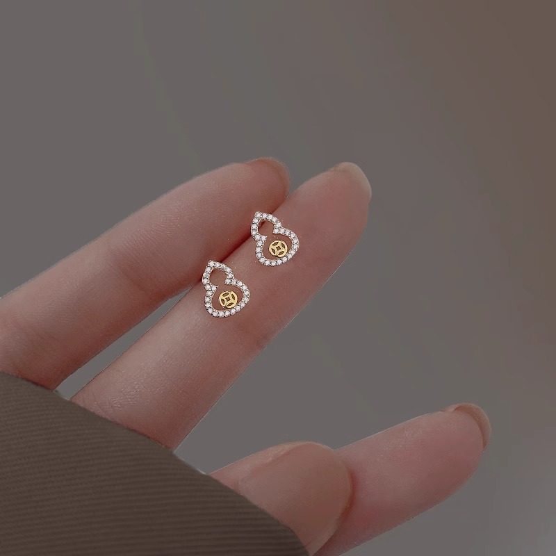 Chic Niche Ear Bone Stud Earrings for Women - Stylish Parisian Design, Trendy and Elegant Accessory