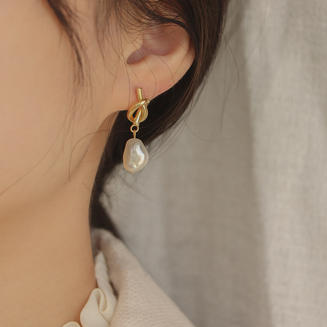 Chic Pearl Drop Earrings - Niche Design, Elegant Statement Jewelry for Any Occasion