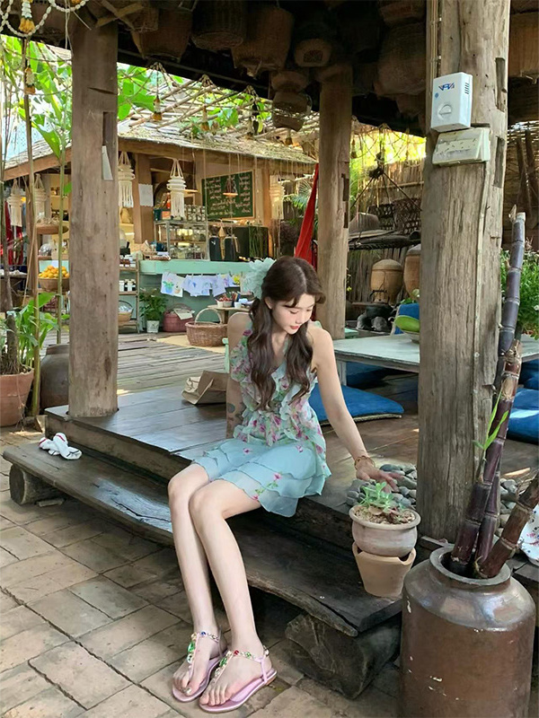 Chic Turned-Right Floral Midi Dress with Cutout Detail - Y2K Inspired Women's Elegant Evening Wear Chic Turned-Right Floral Midi Dress with Cutout Detail - Y2K Inspired Women's Elegant Evening Wear