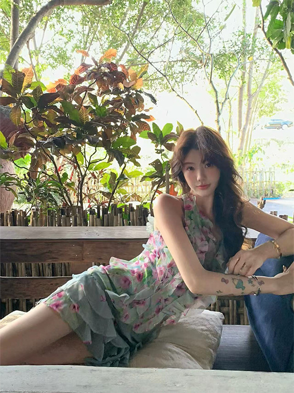 Chic Turned-Right Floral Midi Dress with Cutout Detail - Y2K Inspired Women's Elegant Evening Wear Chic Turned-Right Floral Midi Dress with Cutout Detail - Y2K Inspired Women's Elegant Evening Wear