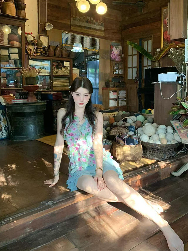 Chic Turned-Right Floral Midi Dress with Cutout Detail - Y2K Inspired Women's Elegant Evening Wear Chic Turned-Right Floral Midi Dress with Cutout Detail - Y2K Inspired Women's Elegant Evening Wear