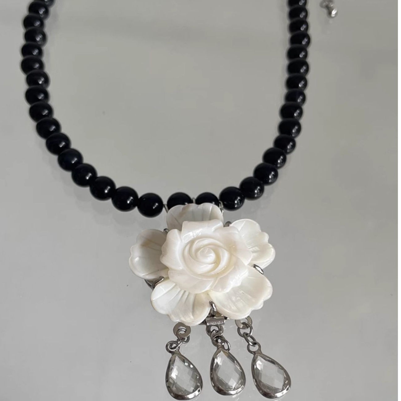 Chinese-Style Floral Shell Textured Natural Stone Necklace, Versatile Beaded Clavicle Chain for Elegant High-End Style Chinese-Style Floral Shell Textured Natural Stone Necklace, Versatile Beaded Clavicle Chain for Elegant High-End Style
