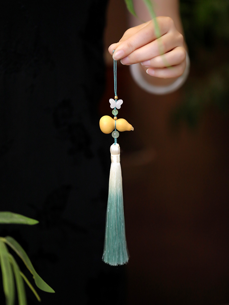 Chinese-Style Gourd Tassel Pendant for Women - Classical Hanfu Accessories, Elegant Qipao Collar Jewelry Chinese-Style Gourd Tassel Pendant for Women - Classical Hanfu Accessories, Elegant Qipao Collar Jewelry