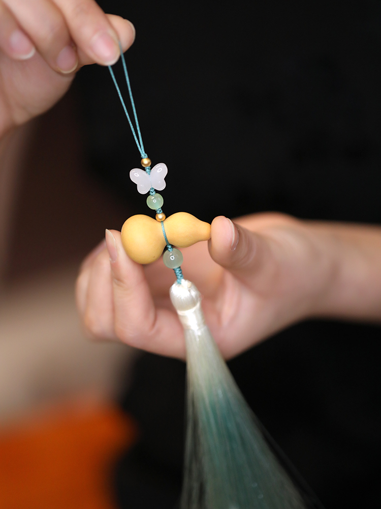 Chinese-Style Gourd Tassel Pendant for Women - Classical Hanfu Accessories, Elegant Qipao Collar Jewelry Chinese-Style Gourd Tassel Pendant for Women - Classical Hanfu Accessories, Elegant Qipao Collar Jewelry