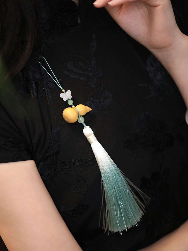 Chinese-Style Gourd Tassel Pendant for Women - Classical Hanfu Accessories, Elegant Qipao Collar Jewelry Chinese-Style Gourd Tassel Pendant for Women - Classical Hanfu Accessories, Elegant Qipao Collar Jewelry