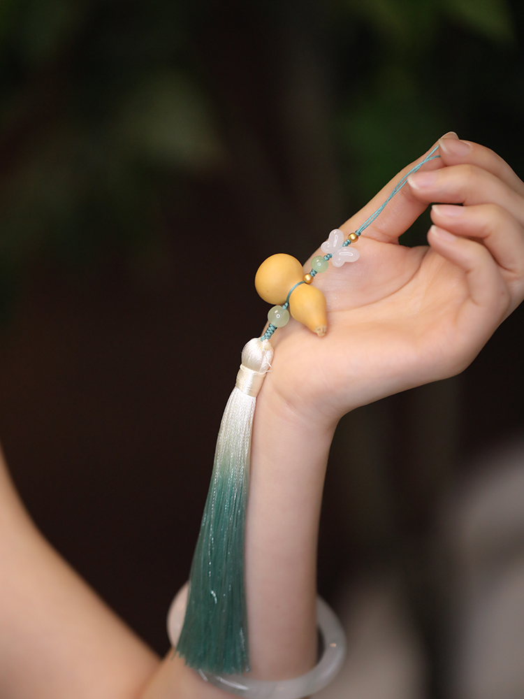 Chinese-Style Gourd Tassel Pendant for Women - Classical Hanfu Accessories, Elegant Qipao Collar Jewelry Chinese-Style Gourd Tassel Pendant for Women - Classical Hanfu Accessories, Elegant Qipao Collar Jewelry