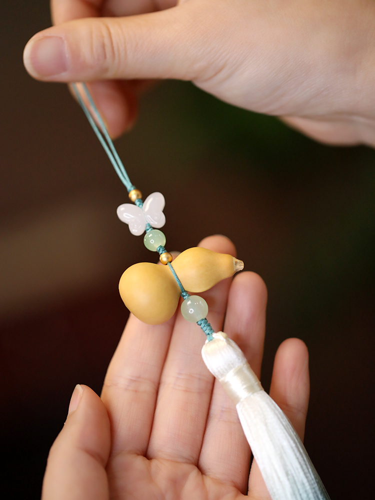 Chinese-Style Gourd Tassel Pendant for Women - Classical Hanfu Accessories, Elegant Qipao Collar Jewelry Chinese-Style Gourd Tassel Pendant for Women - Classical Hanfu Accessories, Elegant Qipao Collar Jewelry
