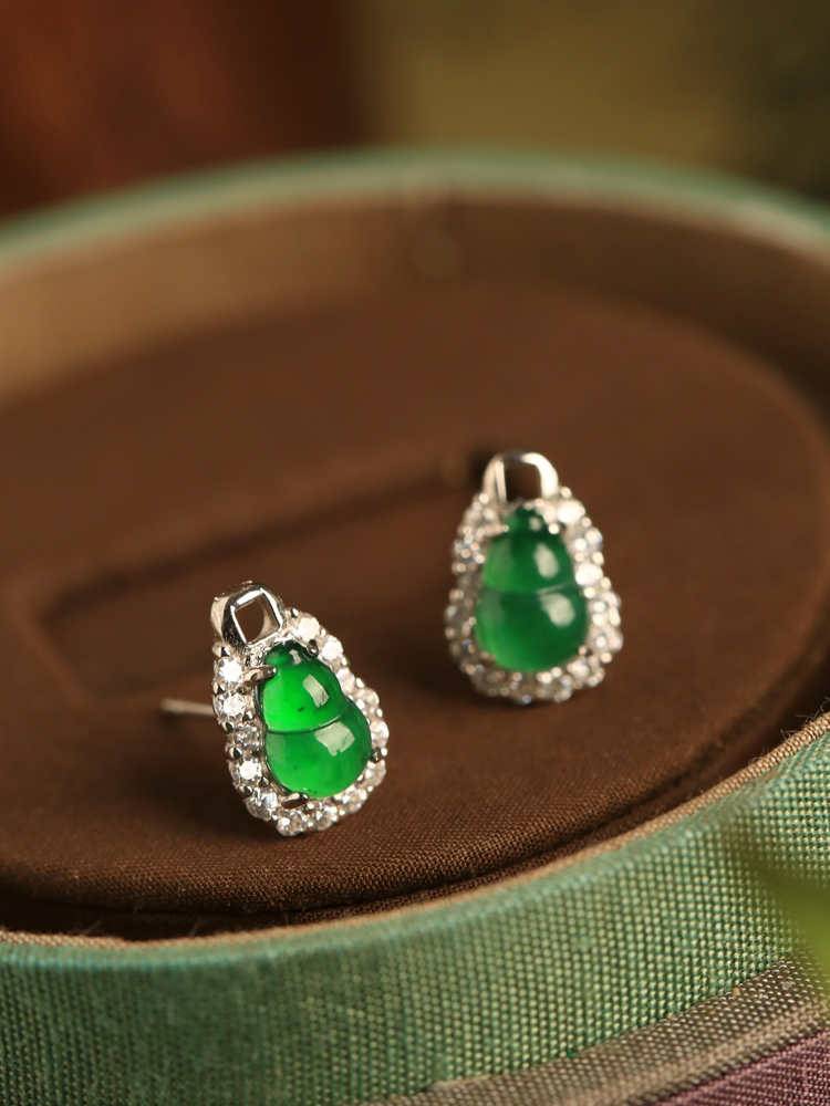 Chinese Style Natural Jade Gourd Earrings in Yang Green with Pure Silver - Elegant National Wind Gemstone Accessories for Women Chinese Style Natural Jade Gourd Earrings in Yang Green with Pure Silver - Elegant National Wind Gemstone Accessories for Women