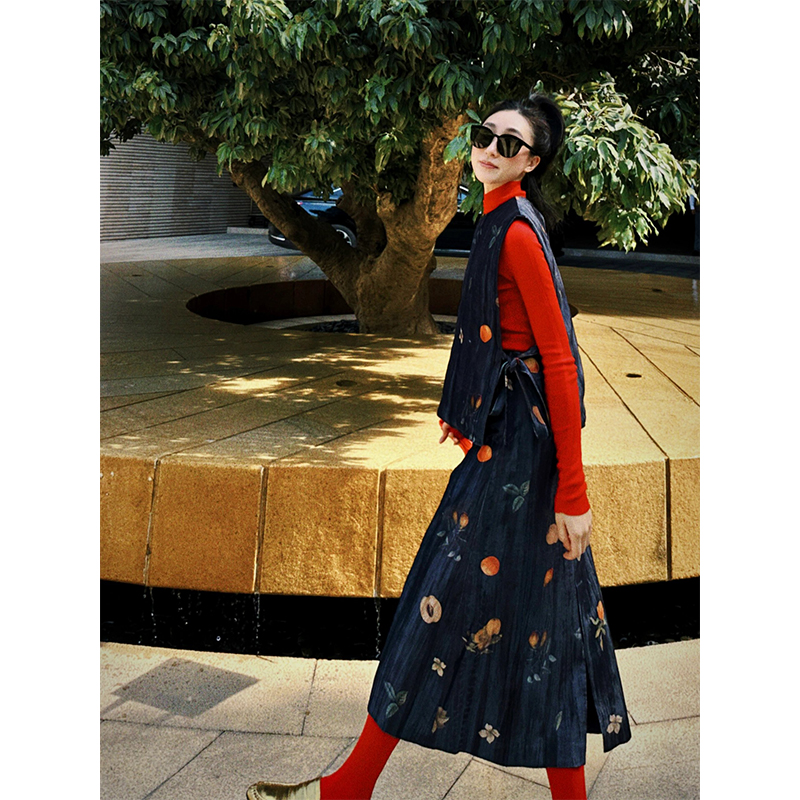 Chinese-Style Pleated Satin Vest & Horse Face Skirt Set for Women – Spring/Fall Fashion, Elegant and Trendy 90s Inspired Outfit