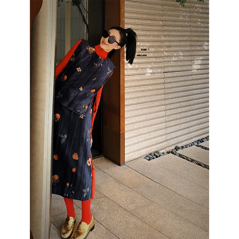 Chinese-Style Pleated Satin Vest & Horse Face Skirt Set for Women – Spring/Fall Fashion, Elegant and Trendy 90s Inspired Outfit Chinese-Style Pleated Satin Vest & Horse Face Skirt Set for Women – Spring/Fall Fashion, Elegant and Trendy 90s Inspired Outfit