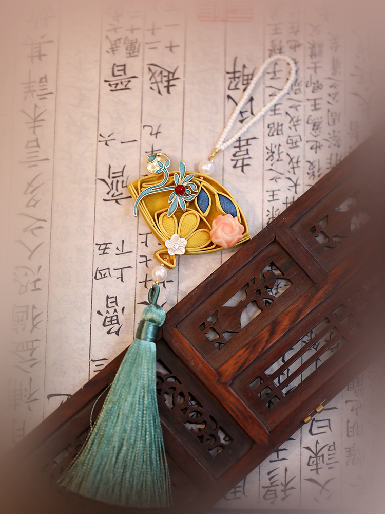 Chinese-Style Qipao Pendant with Handmade Knotted Buttons, Tassels, and Ancient Hanfu Chest Flower Ornament