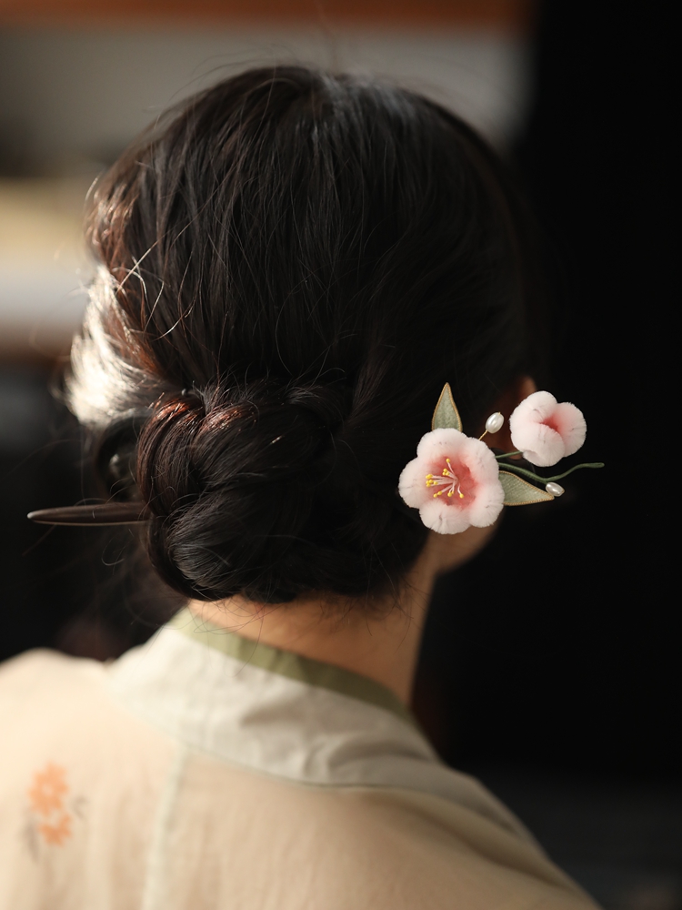 Chinese-Style Velvet Flower Hairpin in Powder Pink for Girls - Ancient Hanfu Updo Accessory, Black Sandalwood Detail, Autumn Winter Fashion Chinese-Style Velvet Flower Hairpin in Powder Pink for Girls - Ancient Hanfu Updo Accessory, Black Sandalwood Detail, Autumn Winter Fashion