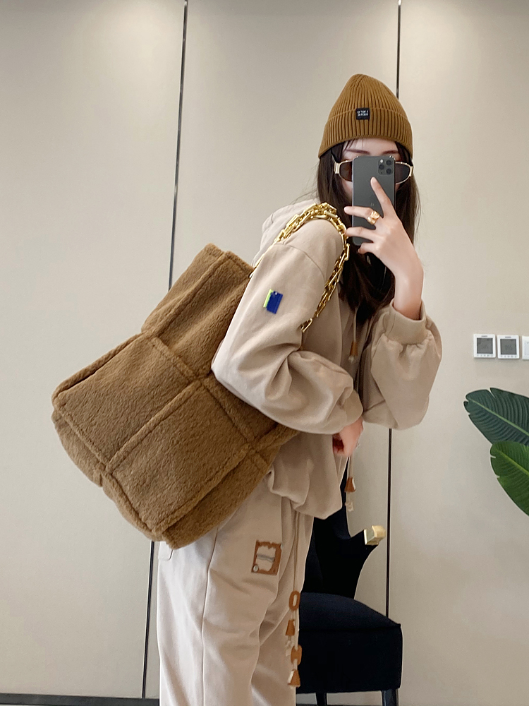 Chunky Chain Tote Bag for Women - European Style Winter Wool Casual Handheld Large Bag - Versatile Fashion Accessory Chunky Chain Tote Bag for Women - European Style Winter Wool Casual Handheld Large Bag - Versatile Fashion Accessory