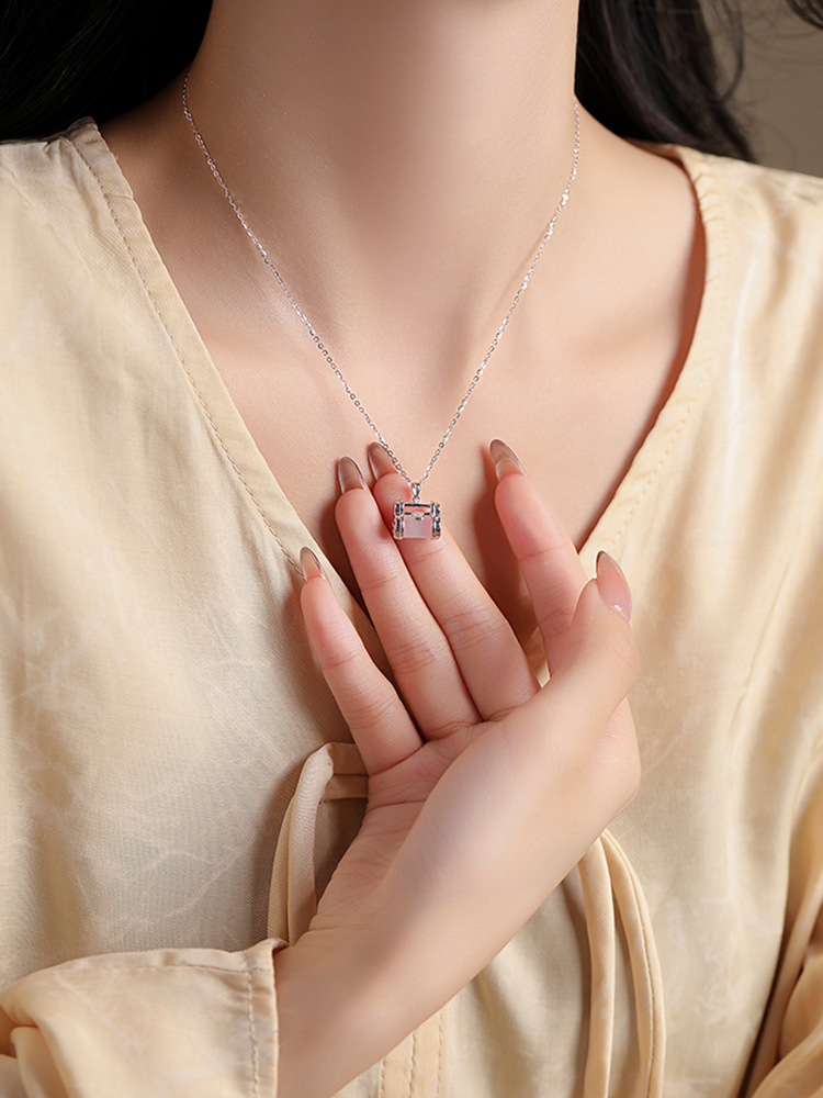 Classy Chinese Style White Jadeite Ruyi Lock Necklace for Women, Blue and White Porcelain with Pure Silver Collarbone Chain Classy Chinese Style White Jadeite Ruyi Lock Necklace for Women, Blue and White Porcelain with Pure Silver Collarbone Chain