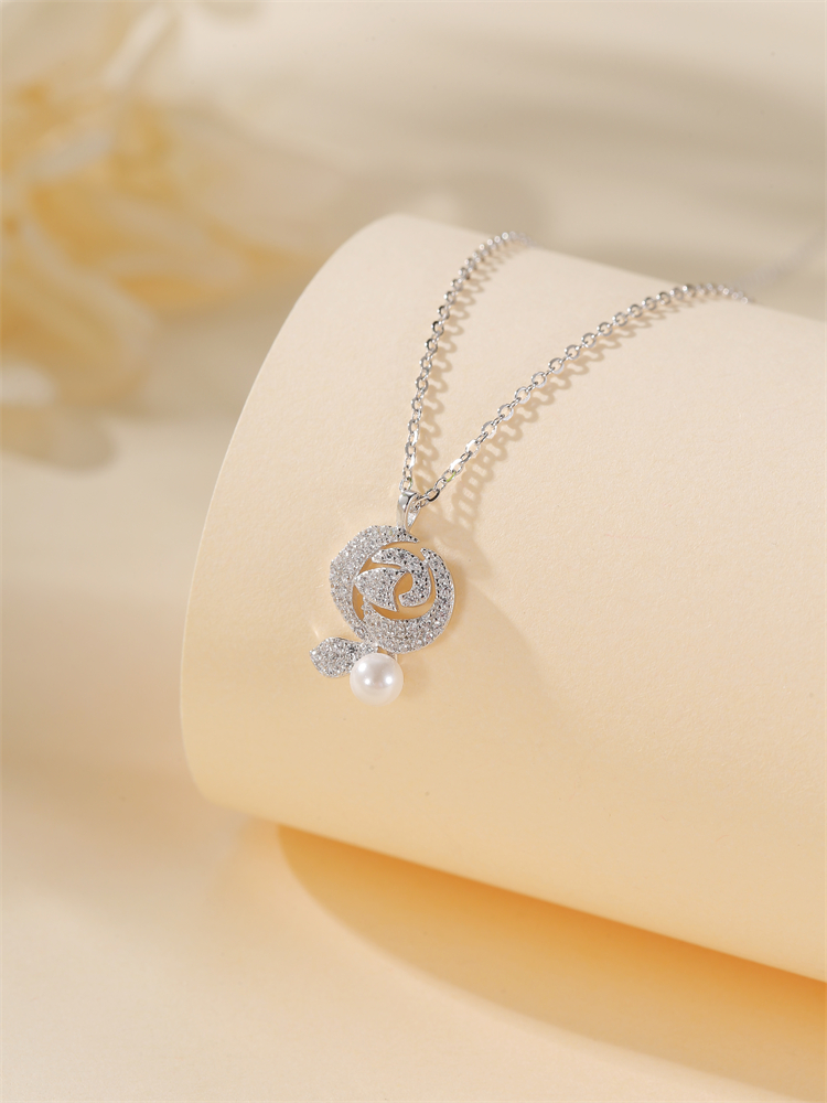 Classy Diamond Rose Pearl Necklace for Women, Blue and White Porcelain, Elegant Pure Silver Clavicle Chain, Chic Jewelry Accessory Classy Diamond Rose Pearl Necklace for Women, Blue and White Porcelain, Elegant Pure Silver Clavicle Chain, Chic Jewelry Accessory