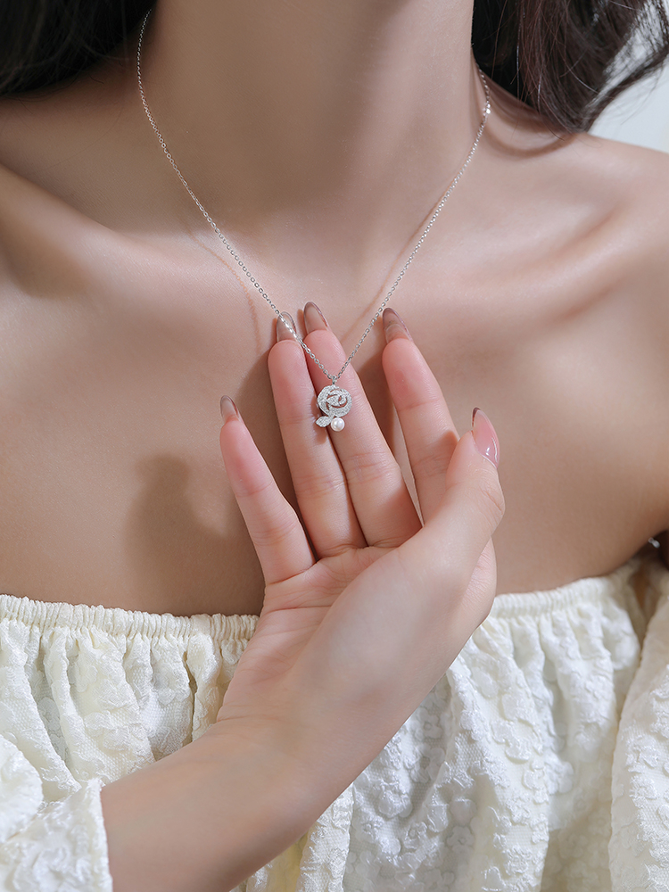 Classy Diamond Rose Pearl Necklace for Women, Blue and White Porcelain, Elegant Pure Silver Clavicle Chain, Chic Jewelry Accessory Classy Diamond Rose Pearl Necklace for Women, Blue and White Porcelain, Elegant Pure Silver Clavicle Chain, Chic Jewelry Accessory
