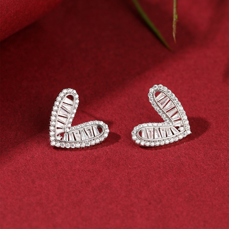 Classy Heart-Shaped Stud Earrings for Women, Exquisite Zircon Design in S925 Sterling Silver, Elegant Fashion Jewelry