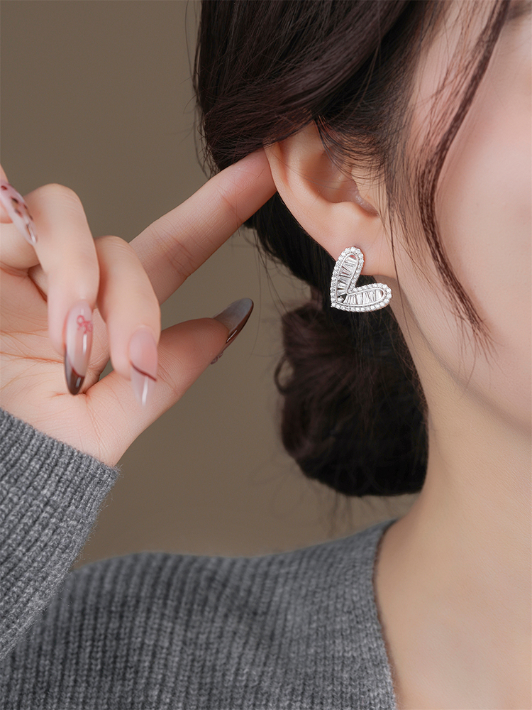 Classy Heart-Shaped Stud Earrings for Women, Exquisite Zircon Design in S925 Sterling Silver, Elegant Fashion Jewelry Classy Heart-Shaped Stud Earrings for Women, Exquisite Zircon Design in S925 Sterling Silver, Elegant Fashion Jewelry