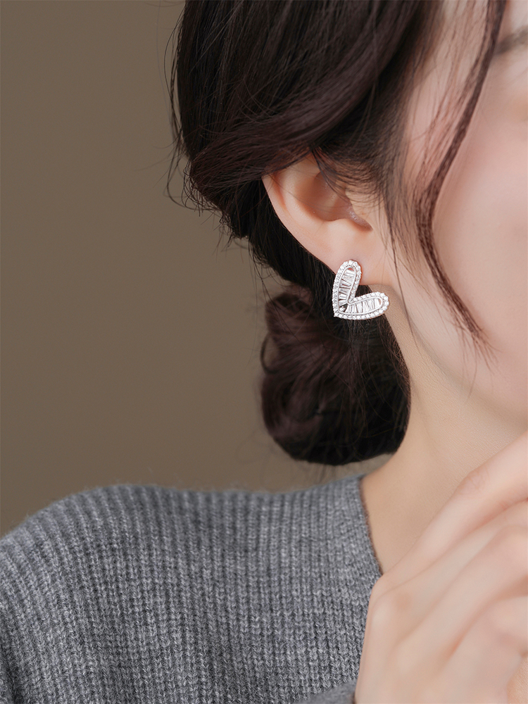 Classy Heart-Shaped Stud Earrings for Women, Exquisite Zircon Design in S925 Sterling Silver, Elegant Fashion Jewelry Classy Heart-Shaped Stud Earrings for Women, Exquisite Zircon Design in S925 Sterling Silver, Elegant Fashion Jewelry