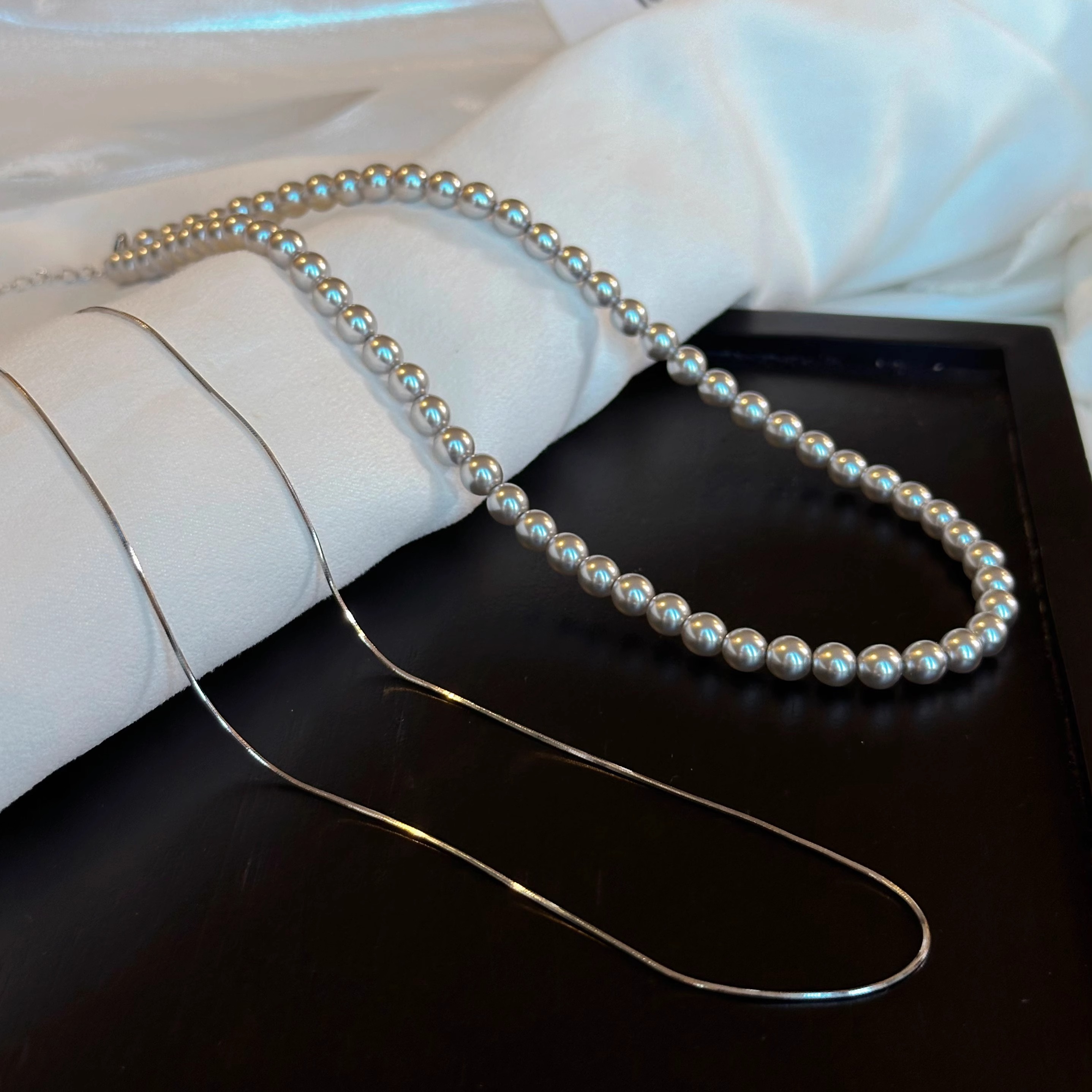Classy Layered Snake Bone Chain Necklace with Pearl Ornament - High-End French Design in Gray