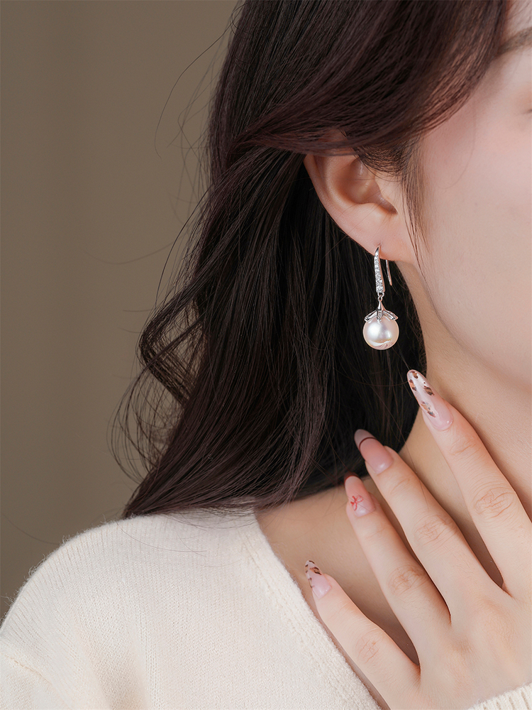 Classy Natural Freshwater Pearl Earrings for Women, Diamond-Studded Silver Studs, Elegant High-End Design Classy Natural Freshwater Pearl Earrings for Women, Diamond-Studded Silver Studs, Elegant High-End Design