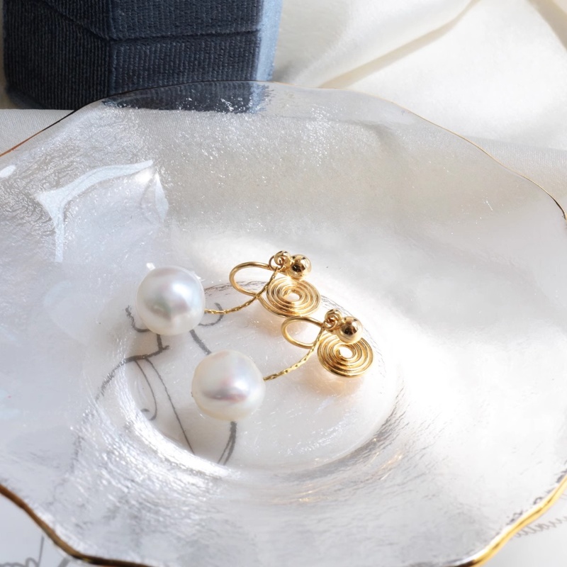 Clip-On Pearl Earrings for Non-Pierced Ears - Elegant Shi Family Design, Parisian Style Jewelry Clip-On Pearl Earrings for Non-Pierced Ears - Elegant Shi Family Design, Parisian Style Jewelry